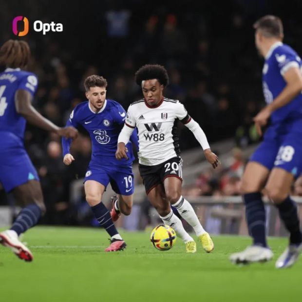 詹皇赛场怒瞪队友！连东契奇都难承受的表情，顿时惹争议