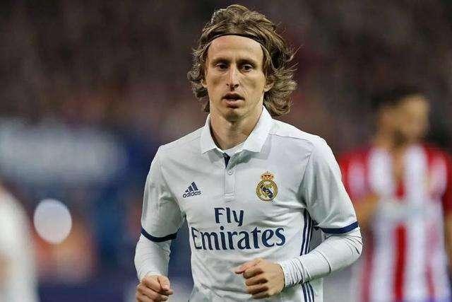 爆冷！东契奇42+7+8，比赛还未结束，老詹走入场内一把抱住德罗赞